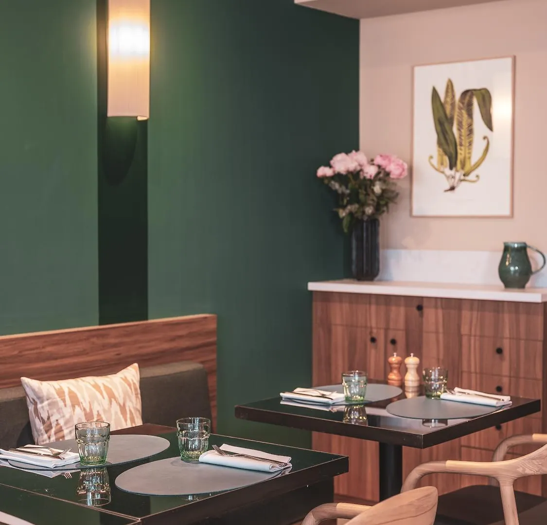 ****  Hotel Belleval Paris France